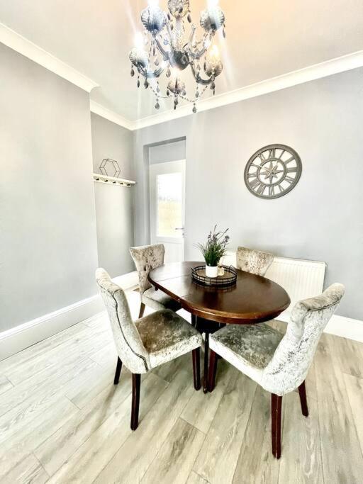 Spacious Modern Victorian House In Rochester Wainscot Kültér fotó